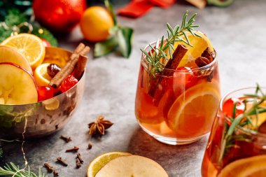 Sıcak şarap ya da aromatik baharatlı Noel sangriası, elma, kiraz ve narenciye. Geleneksel Noel şenlik içeceği portakal, meyve, tarçın, kakule ve anason ile.