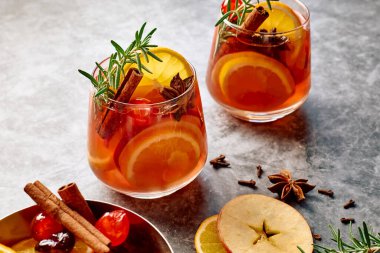 Sıcak şarap ya da aromatik baharatlı Noel sangriası, elma, kiraz ve narenciye. Geleneksel Noel şenlik içeceği portakal, meyve, tarçın, kakule ve anason ile.