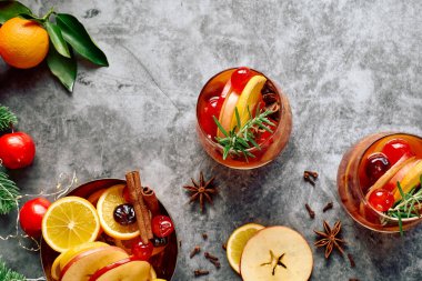 Sıcak şarap ya da aromatik baharatlı Noel sangriası, elma, kiraz ve narenciye. Geleneksel Noel şenlik içeceği portakal, meyve, tarçın, kakule ve anason ile.