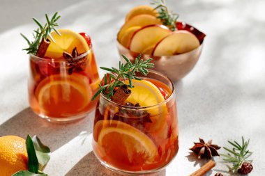 Sıcak şarap ya da aromatik baharatlı Noel sangriası, elma, kiraz ve narenciye. Geleneksel Noel şenlik içeceği portakal, meyve, tarçın, kakule ve anason ile.