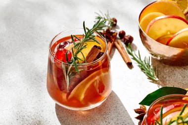 Sıcak şarap ya da aromatik baharatlı Noel sangriası, elma, kiraz ve narenciye. Geleneksel Noel şenlik içeceği portakal, meyve, tarçın, kakule ve anason ile.