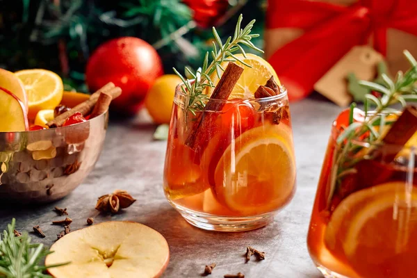 Sıcak şarap ya da aromatik baharatlı Noel sangriası, elma, kiraz ve narenciye. Geleneksel Noel şenlik içeceği portakal, meyve, tarçın, kakule ve anason ile.