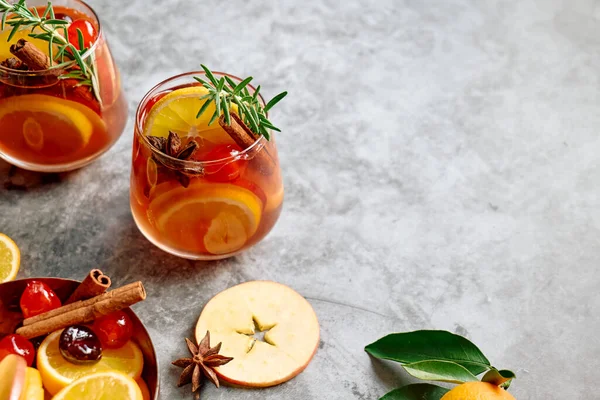 Sıcak şarap ya da aromatik baharatlı Noel sangriası, elma, kiraz ve narenciye. Geleneksel Noel şenlik içeceği portakal, meyve, tarçın, kakule ve anason ile.