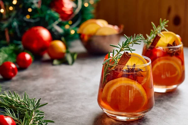 Forralt Bor Vagy Karácsonyi Sangria Aromás Fűszerekkel Almával Cseresznyével Citrusfélékkel — Stock Fotó
