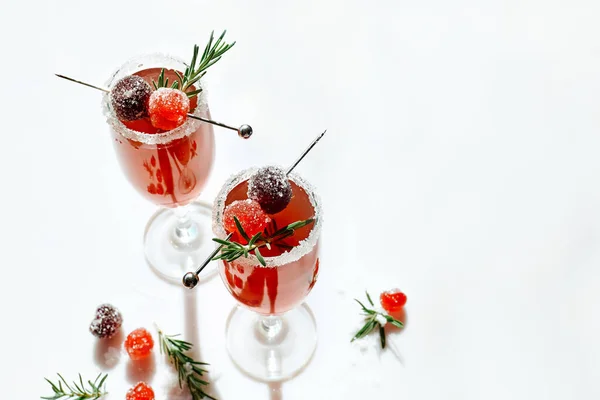 圣诞杜松子酒或红莓鸡尾酒加红莓汁 橙汁和香槟 圣诞佳节的美味冰镇饮料 — 图库照片