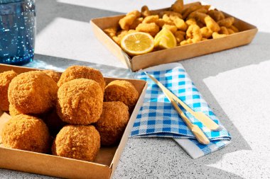 Tipik Sicilya sokak yemekleri arancini (bol etli kızarmış pirinç topları) kağıt tabakta. Sağlıksız yiyecekler.