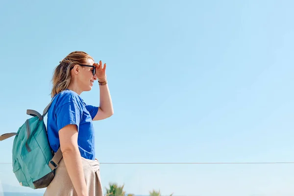 Blond Vrouw Toerist Met Rugzak Kijken Verte Genieten Van Vrijheid — Stockfoto