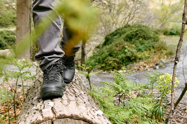 Utazó Ember Túrázik Hegyi Erdőben Közelkép Emberi Lábakról Hegyi Cipőben — Stock Fotó