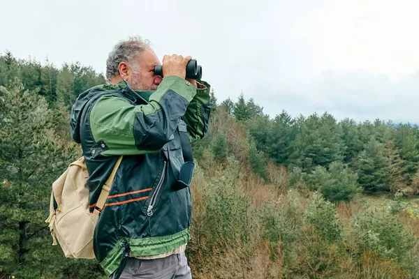 Volwassen Bebaarde Reiziger Wandelen Bergen Bos Kijken Met Verrekijker Panoramische — Stockfoto