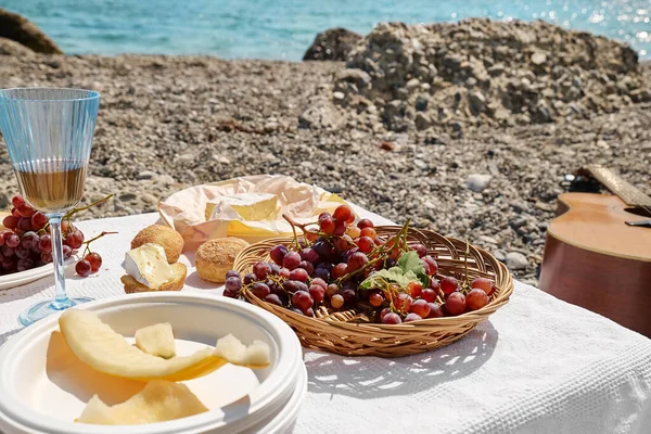Sommer Picknick Strand Vorspeisen Frisches Obst Trauben Gelbe Melonen Brot — Stockfoto