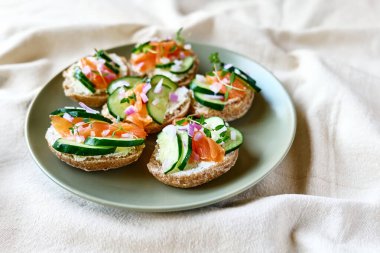 Açık sandviç, füme somon, krem peynir ve salatalık. Yaz bruschetta aperatif fikirleri. Sağlıklı beslenme.