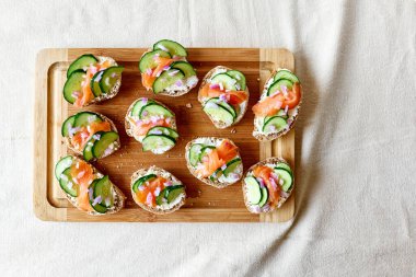Açık sandviç, füme somon, krem peynir ve salatalık. Yaz bruschetta aperatif fikirleri. Sağlıklı beslenme.