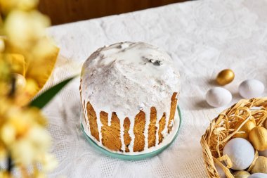 Geleneksel paskalya pastası ya da kremalı tatlı ekmek. Paskalya hediyesi.