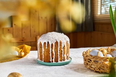 Geleneksel paskalya pastası ya da kremalı tatlı ekmek. Paskalya hediyesi.