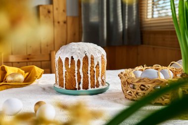 Geleneksel paskalya pastası ya da kremalı tatlı ekmek. Paskalya hediyesi.