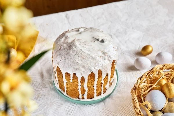 Geleneksel paskalya pastası ya da kremalı tatlı ekmek. Paskalya hediyesi.