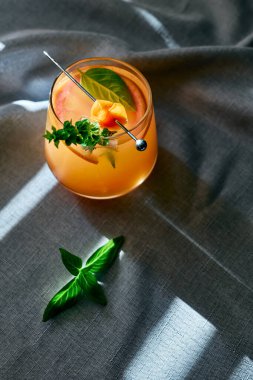 Yaz ferahlatıcı greyfurt içeceği ya da greyfurt dilimleri, buz ve bitkilerle alkollü kokteyl. Citrus detoks içeceği.