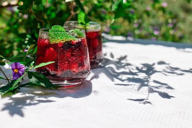 Berry ferahlatıcı soğuk yaz içeceği. Kokteyl ya da olgun mevsimlik böğürtlen ve nane ile moktail. Detoks içeceği. Meyveli buzlu susuzluk giderici içecek..