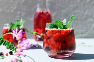 Berry ferahlatıcı soğuk yaz içeceği. Kokteyl ya da olgun mevsimlik böğürtlen ve nane ile moktail. Detoks içeceği. Meyveli buzlu susuzluk giderici içecek..