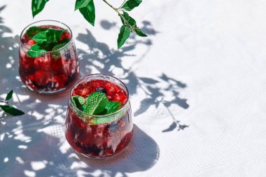 Berry ferahlatıcı soğuk yaz içeceği. Kokteyl ya da olgun mevsimlik böğürtlen ve nane ile moktail. Detoks içeceği. Meyveli buzlu susuzluk giderici içecek..