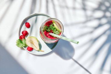 Detoks içeceği. Ahududu, limon ve naneli su. Ev yapımı yaz kokteyli. Taze, sağlıklı soğuk içecek..