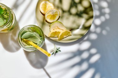 Detoks içeceği. Armut, kireç ve adaçayı ile karıştırılmış su. Ev yapımı yaz kokteyli. Taze, sağlıklı soğuk içecek..