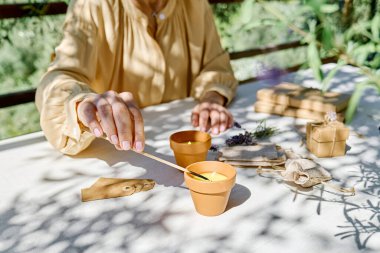 Kadın el feneri, kibritle lavanta mumu. Aromaterapi ve rahatlatıcı ruh hali.