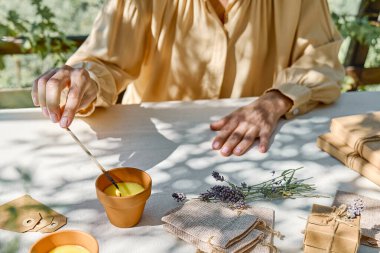 Kadın el feneri, kibritle lavanta mumu. Aromaterapi ve rahatlatıcı ruh hali.