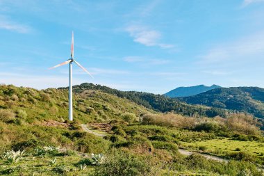 Yeşil enerji konsepti. Dağın tepesindeki endüstriyel rüzgar santrali, rüzgar türbini rüzgar çiftliğinde ya da rüzgar parkında jenerasyon elektriği.