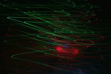 Kırmızı ve yeşil ışık yollarının soyut uzun pozlama fotoğrafçılığı
