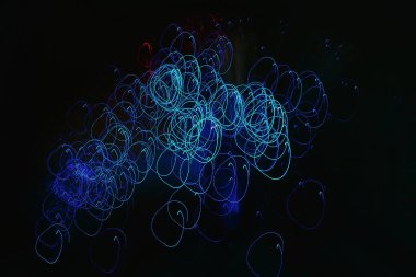 Mavi ışık yollarının soyut uzun pozlama fotoğrafçılığı