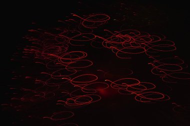 Kırmızı ışık yollarının soyut uzun pozlama fotoğrafçılığı