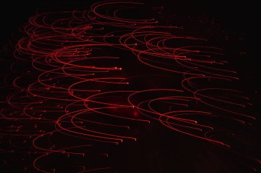 Kırmızı ışık yollarının soyut uzun pozlama fotoğrafçılığı