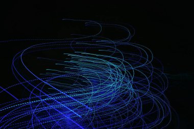 Mavi ışık yollarının soyut uzun pozlama fotoğrafçılığı