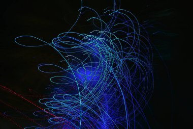 Kırmızı ve mavi ışık yollarının soyut uzun pozlama fotoğrafçılığı