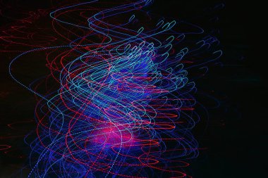Kırmızı ve mavi ışık yollarının soyut uzun pozlama fotoğrafçılığı