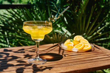 Bahçedeki masada serinletici portakallı gazoz içeceği. Portakal dilimli buzlu limonata..