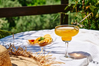 Bahçedeki masada serinletici portakallı gazoz içeceği. Portakal dilimli buzlu limonata..