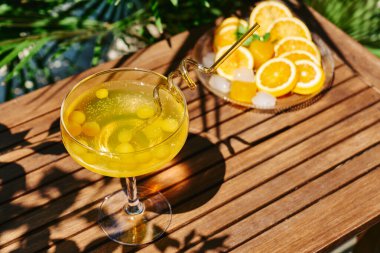 Bahçedeki masada serinletici portakallı gazoz içeceği. Portakal dilimli buzlu limonata..