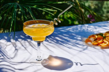 Bahçedeki masada serinletici portakallı gazoz içeceği. Portakal dilimli buzlu limonata..