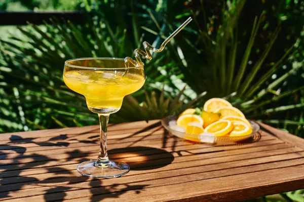 Bahçedeki masada serinletici portakallı gazoz içeceği. Portakal dilimli buzlu limonata..