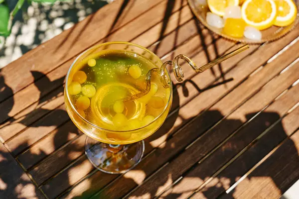 Bahçedeki masada serinletici portakallı gazoz içeceği. Portakal dilimli buzlu limonata..