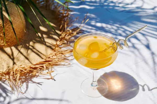 Bahçedeki masada serinletici portakallı gazoz içeceği. Portakal dilimli buzlu limonata..