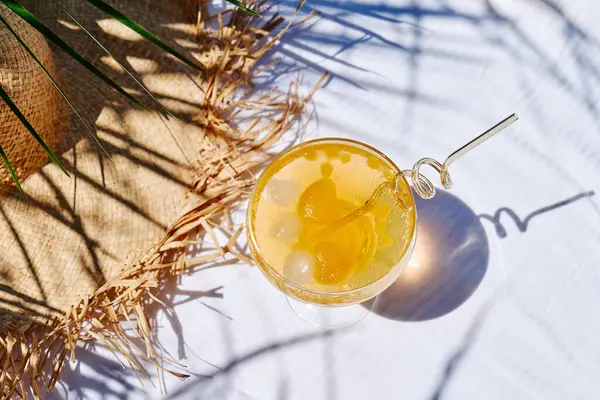 Bahçedeki masada serinletici portakallı gazoz içeceği. Portakal dilimli buzlu limonata..