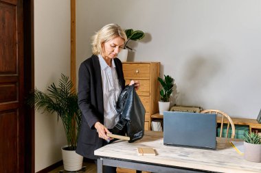 Sarı saçlı iş kadını iş yerine bir ofiste geldi.