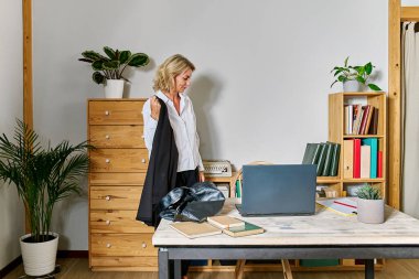 Sarı saçlı iş kadını iş yerine bir ofiste geldi.