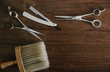 Ahşap masada berber aleti