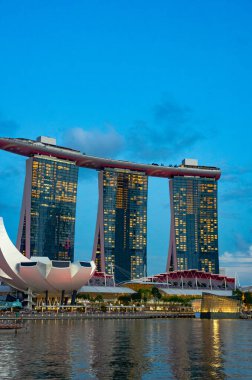 Singapur 'daki Marina Bay Sands' in tepesindeki Sands Sky Park 'ın çarpıcı görüntüsü alacakaranlık sırasında çekildi. Alacakaranlıkta koyu mavi gökyüzü romantik ve güzel bir zemin yaratır..