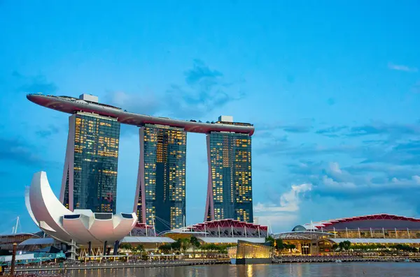 stock image A stunning view of Sands Sky Park atop Marina Bay Sands in Singapore, captured during twilight. The deep blue sky at dusk creates a romantic and beautiful backdrop.