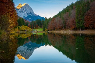 Sunrise at mountain lake Riessersee in the Alps of Bavaria on a morning in autumn clipart